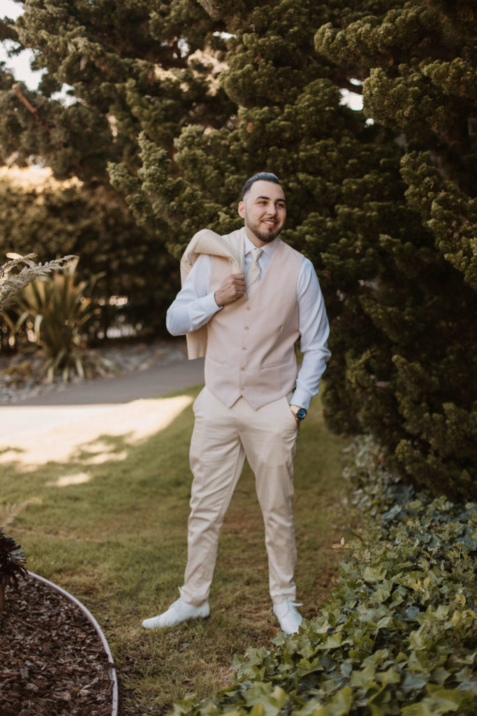 groom posing