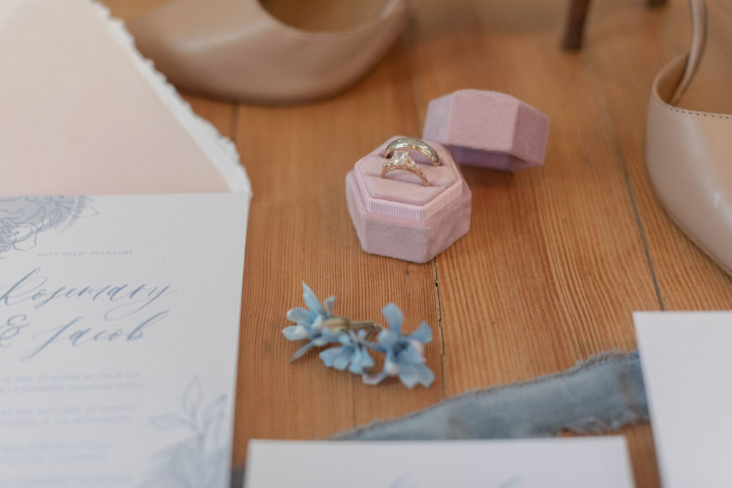 Pastel wedding details and wedding ring